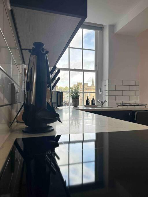 Haus Of Sulis, City Centre Apartment With Lift Access Bath Exterior foto