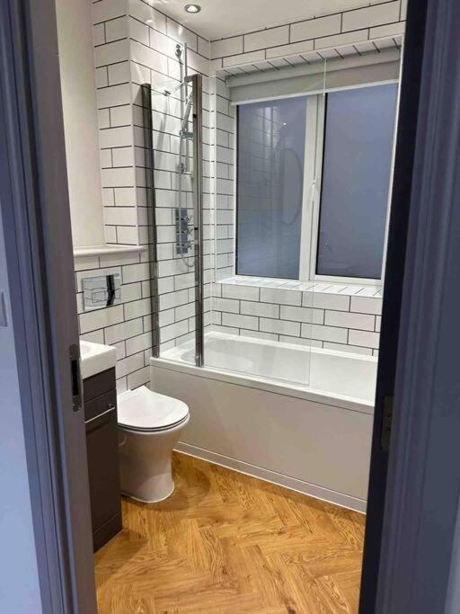 Haus Of Sulis, City Centre Apartment With Lift Access Bath Exterior foto